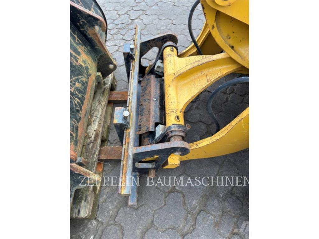 CAT 907M لوادر بعجل