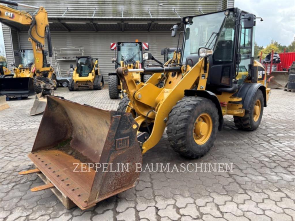 CAT 907M لوادر بعجل