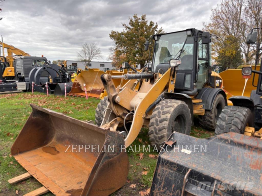 CAT 908H لوادر بعجل