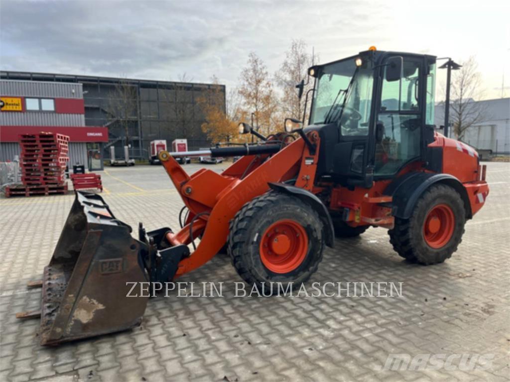 CAT 908H لوادر بعجل