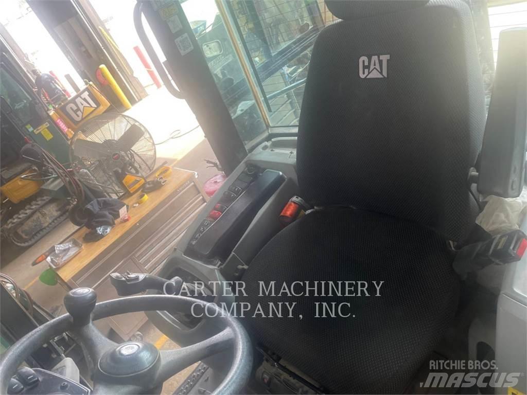 CAT 908M لوادر بعجل