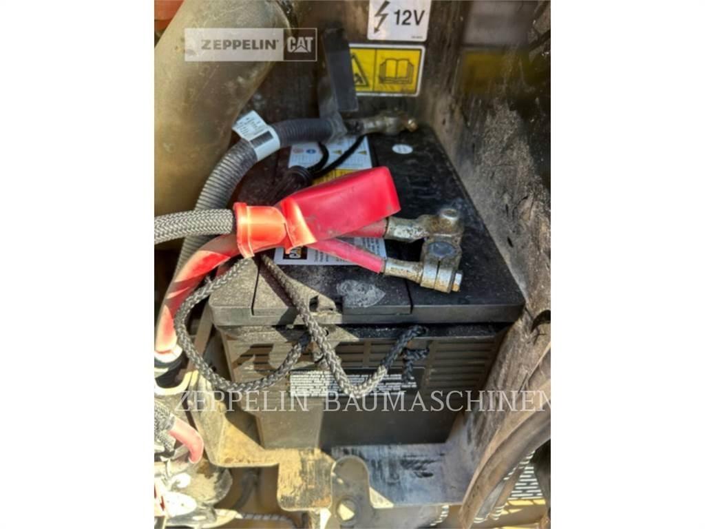 CAT 908M لوادر بعجل