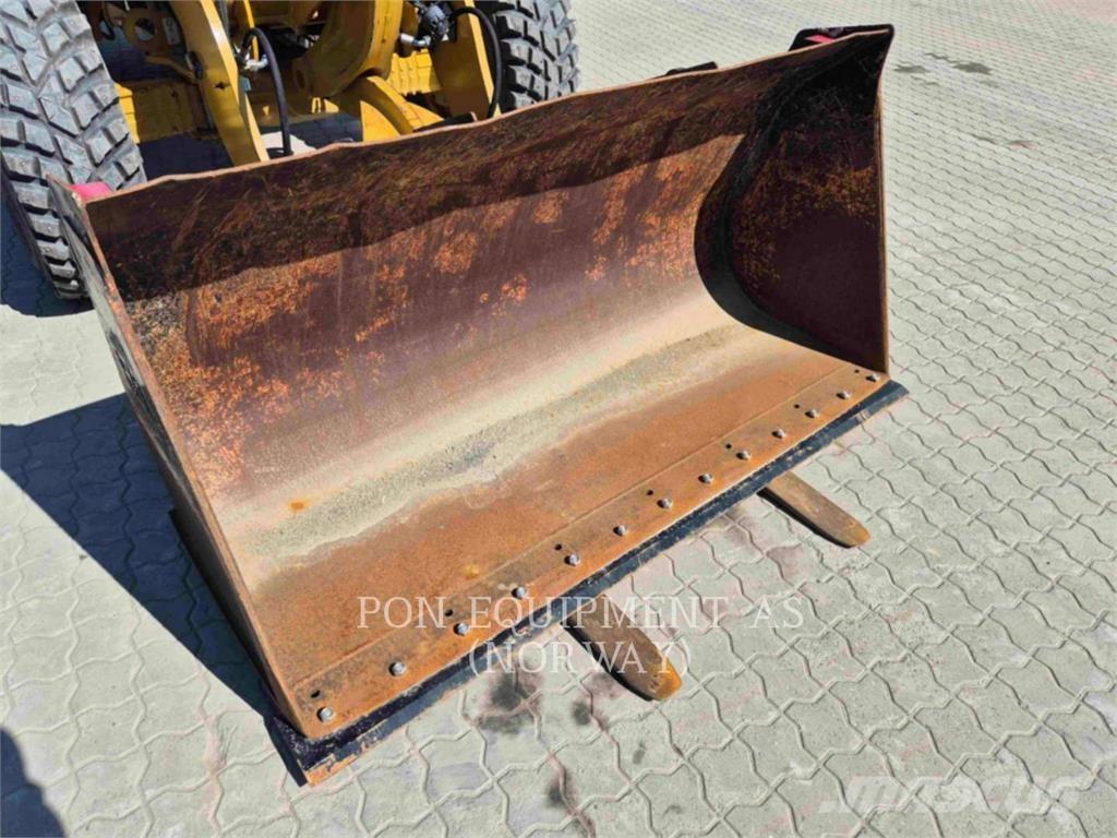 CAT 908M لوادر بعجل