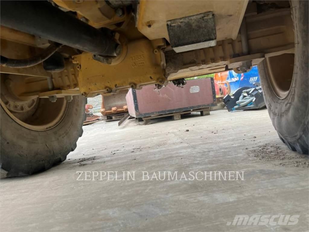 CAT 908M لوادر بعجل