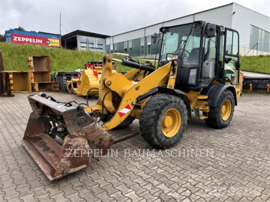 CAT 908M لوادر بعجل