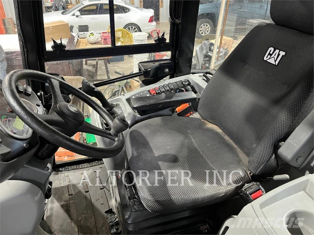 CAT 908M لوادر صغيرة