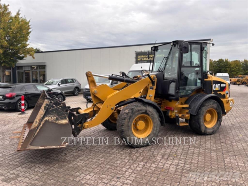 CAT 908M لوادر بعجل