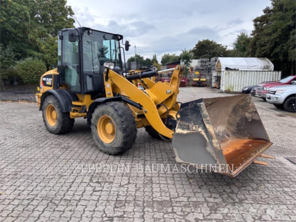 CAT 908M لوادر بعجل