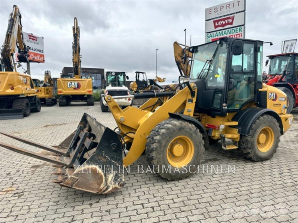 CAT 908M لوادر بعجل