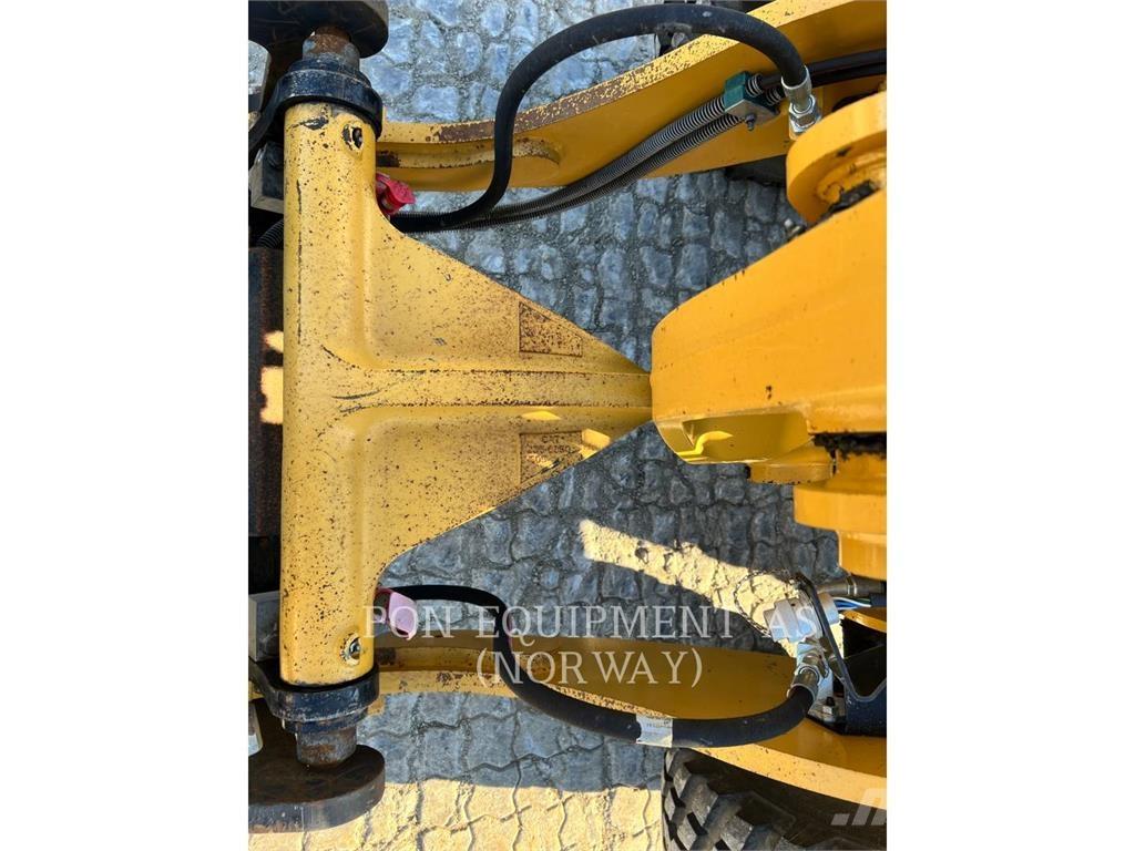 CAT 908M لوادر بعجل