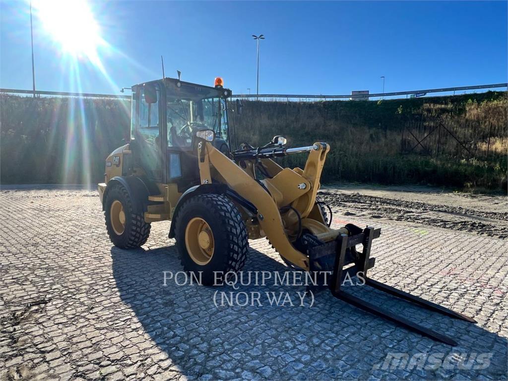 CAT 908M لوادر بعجل