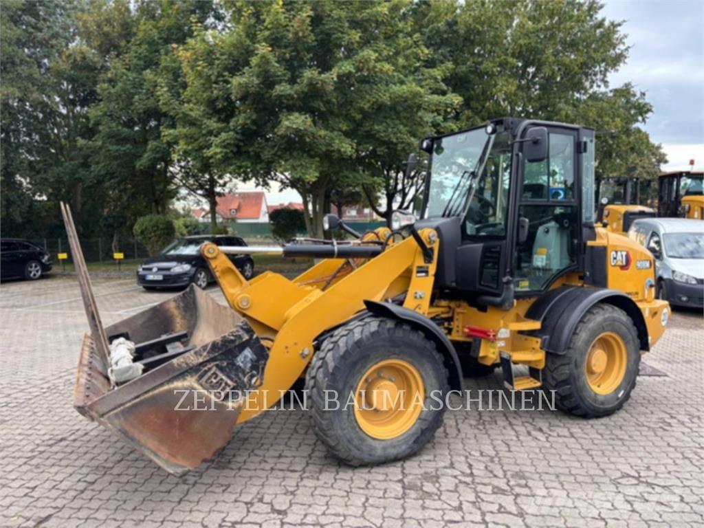 CAT 908M لوادر بعجل