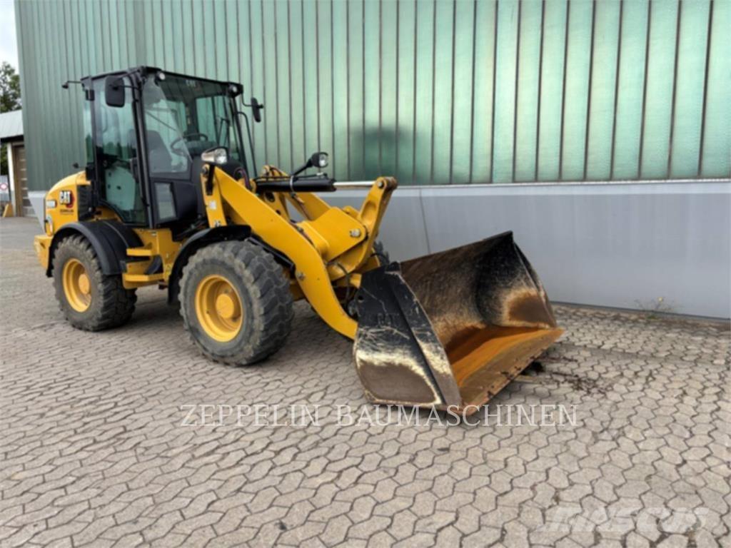 CAT 908M لوادر بعجل