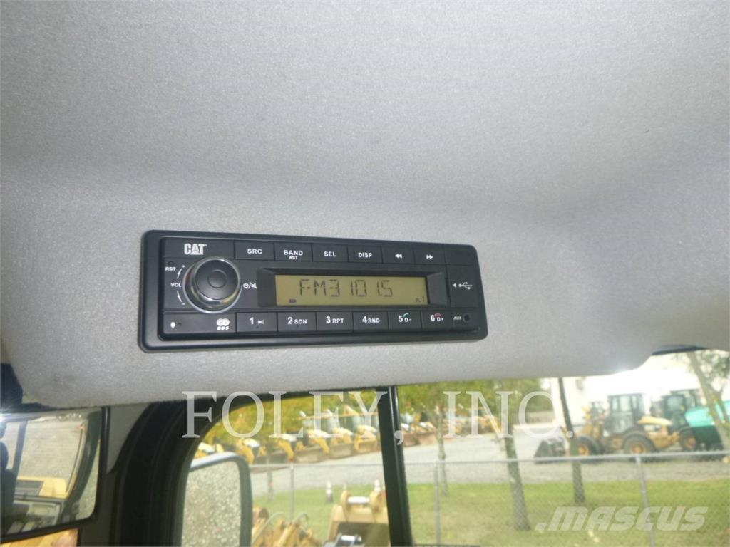 CAT 908M لوادر بعجل