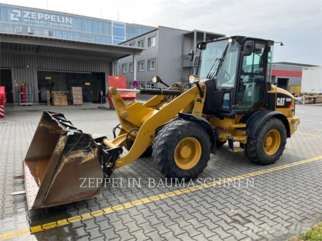 CAT 908M لوادر بعجل