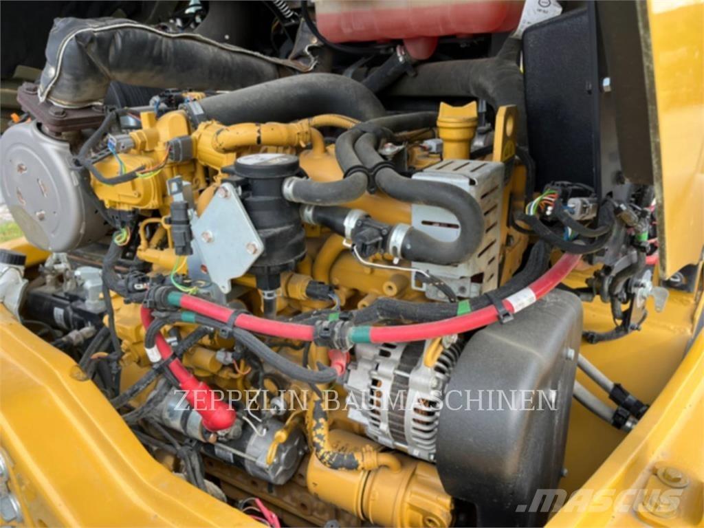CAT 908M لوادر بعجل