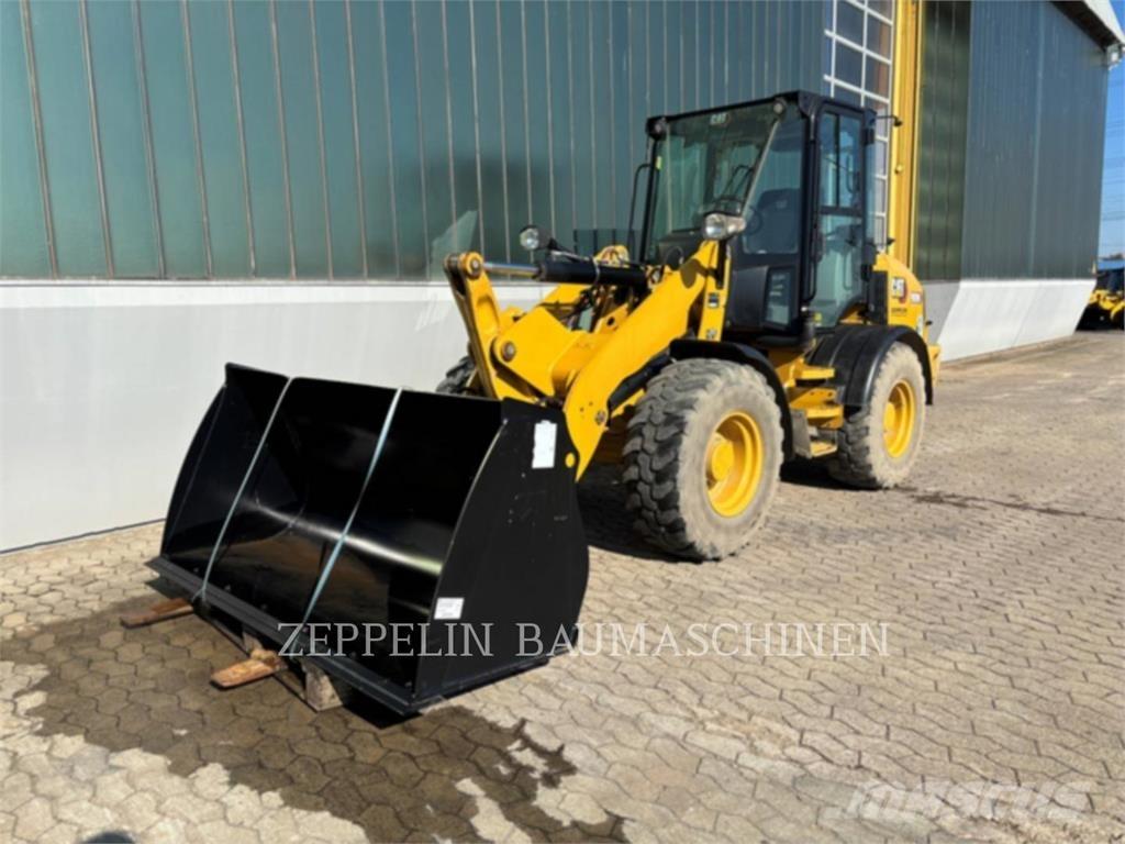 CAT 908M لوادر بعجل