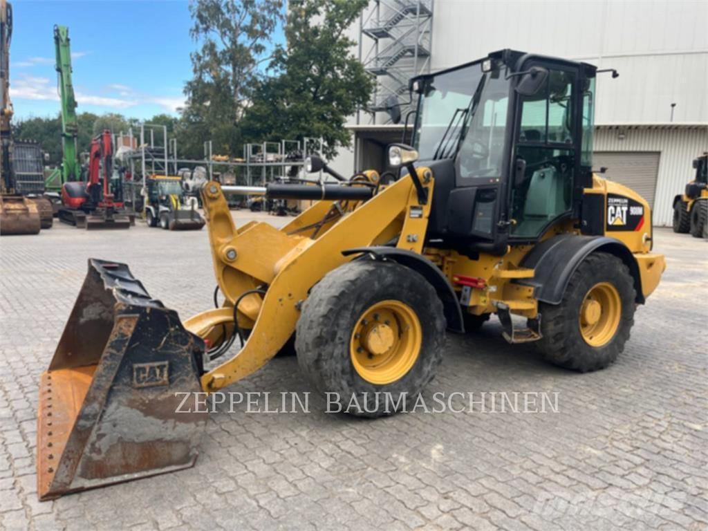 CAT 908M لوادر بعجل