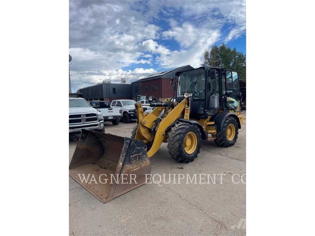 CAT 908M لوادر بعجل
