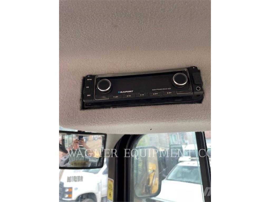 CAT 908M لوادر بعجل