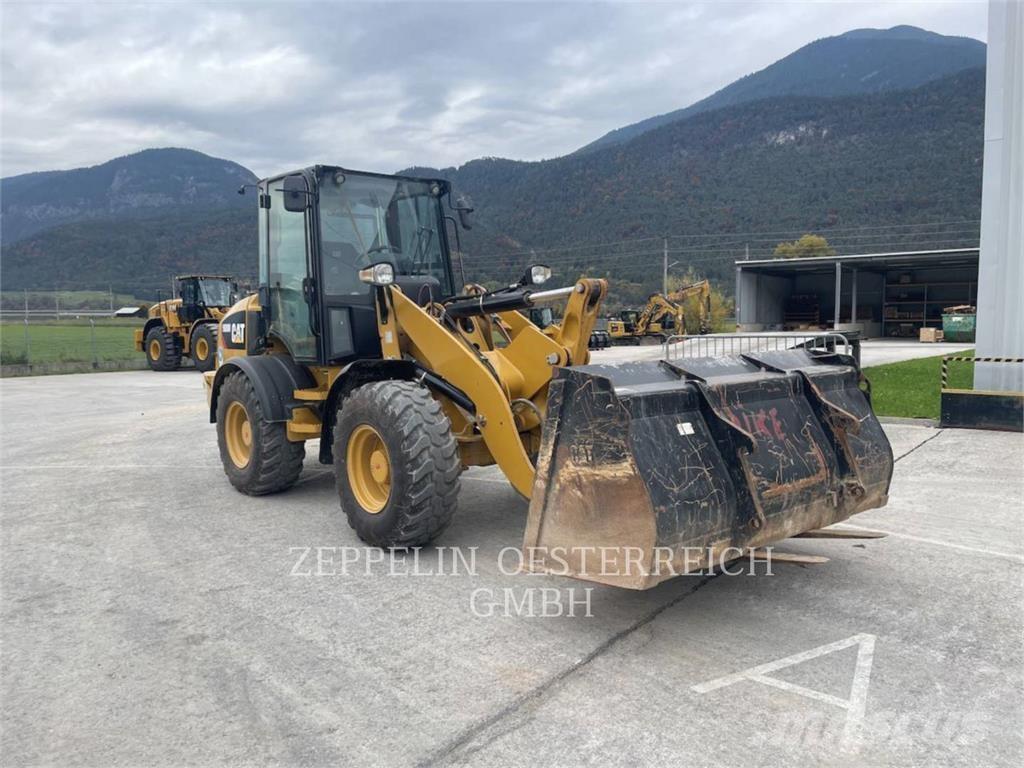 CAT 908M لوادر بعجل