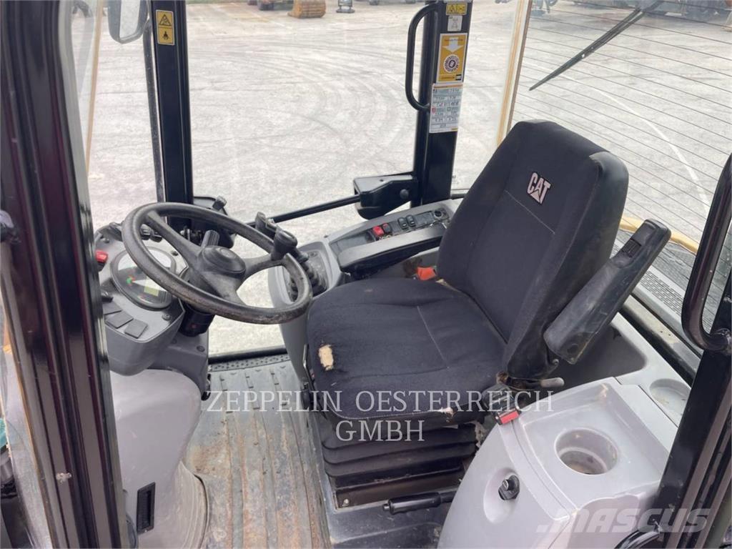 CAT 908M لوادر بعجل