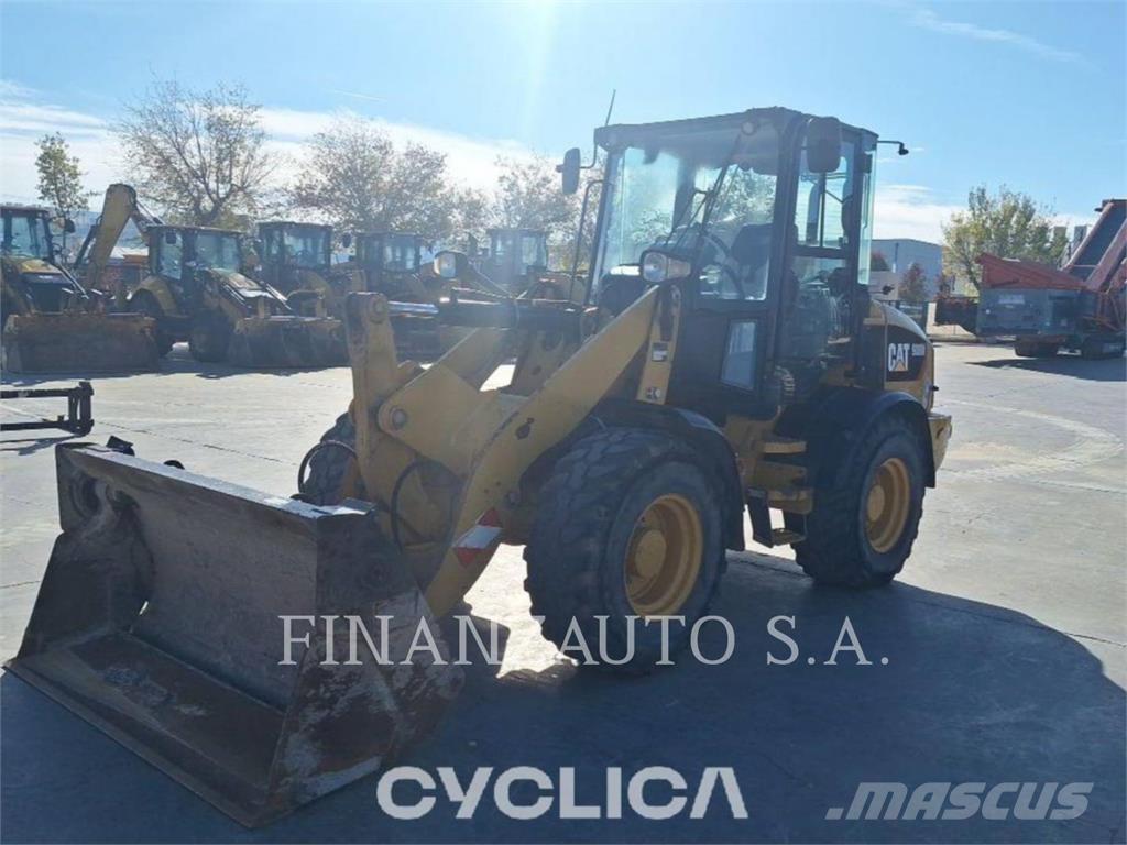 CAT 908M لوادر بعجل