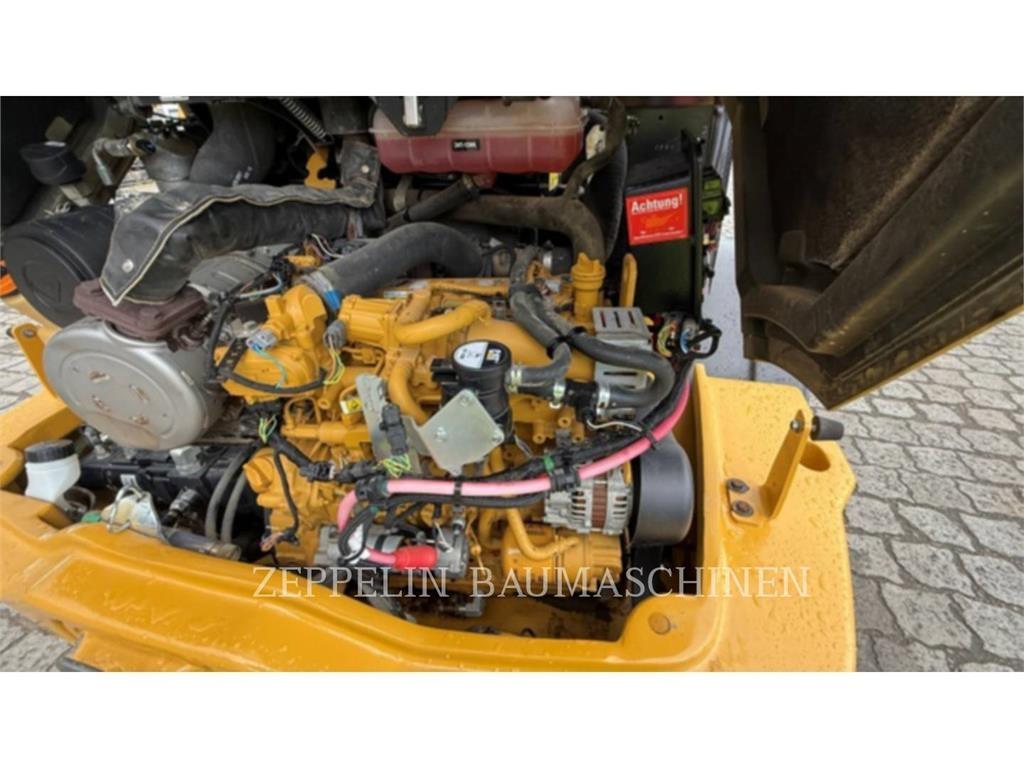 CAT 908M لوادر بعجل