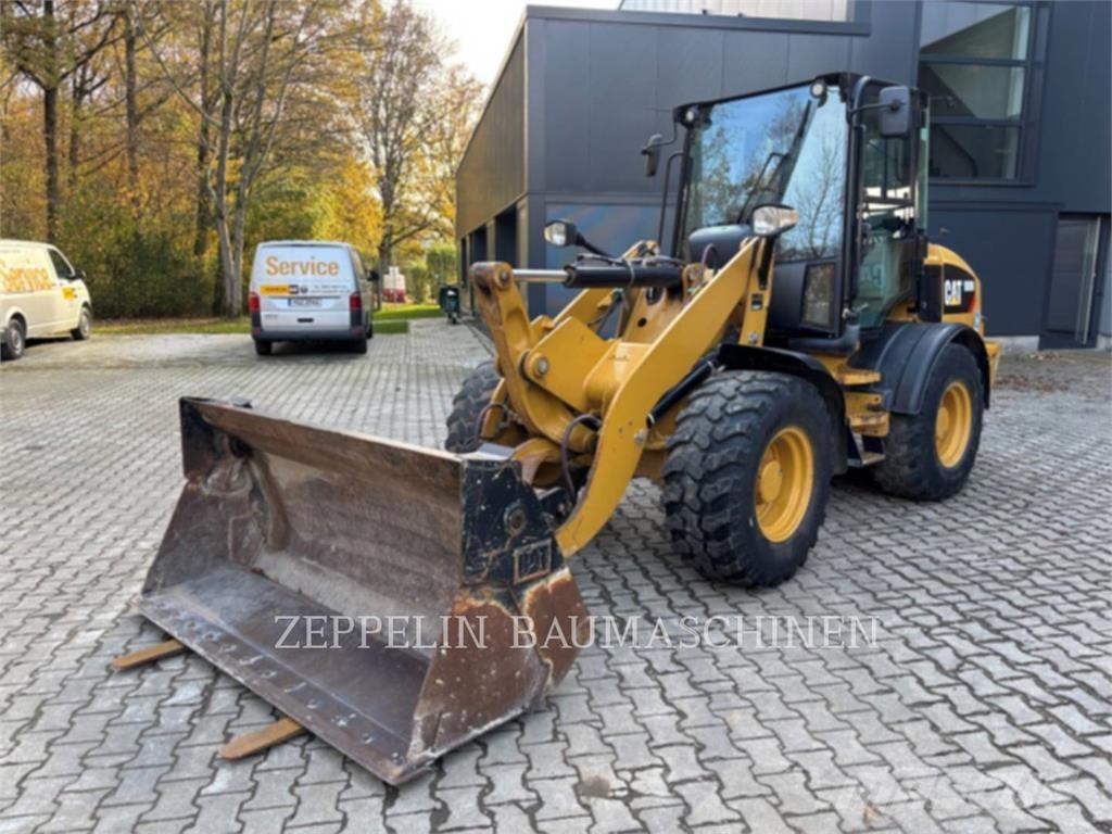 CAT 908M لوادر بعجل