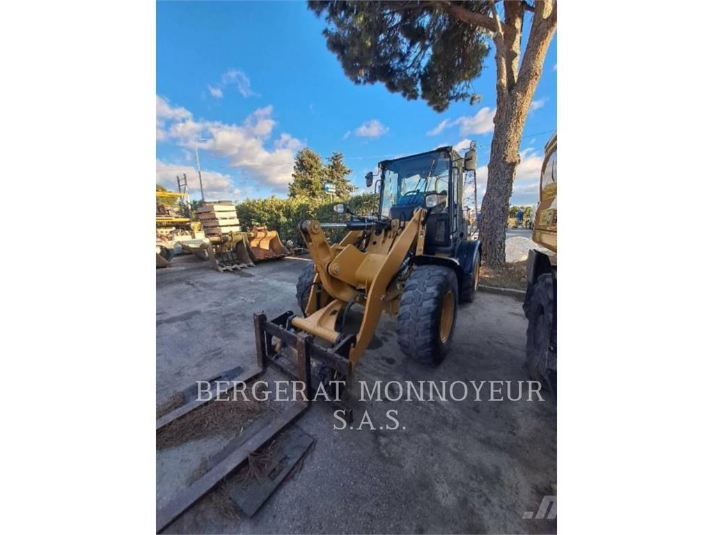 CAT 908M لوادر بعجل