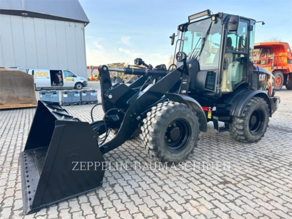 CAT 908M لوادر بعجل