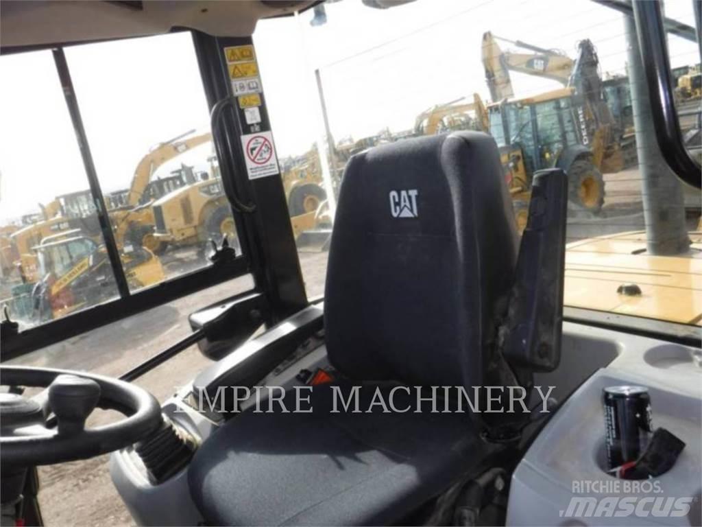 CAT 910-14 لوادر بعجل