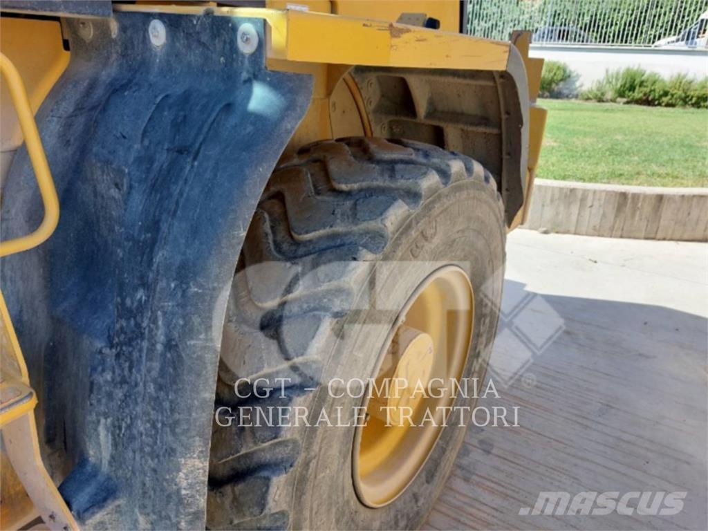 CAT 918M لوادر بعجل