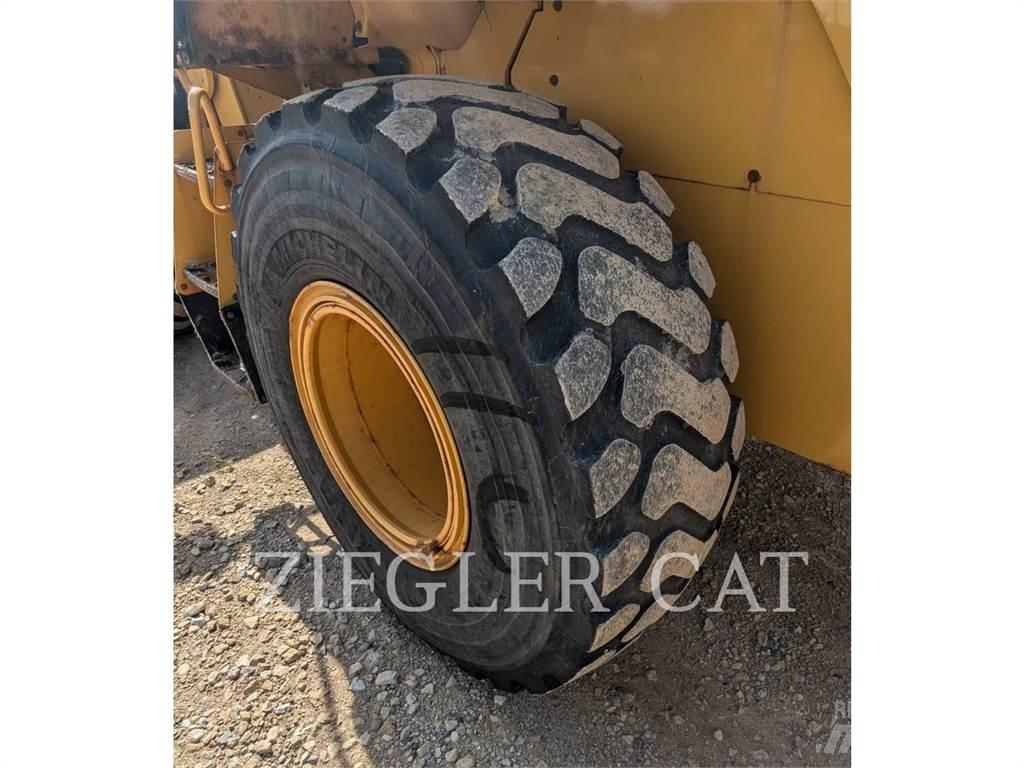 CAT 926M لوادر بعجل
