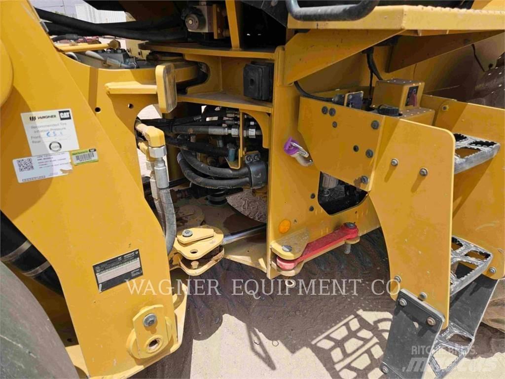 CAT 926M لوادر بعجل