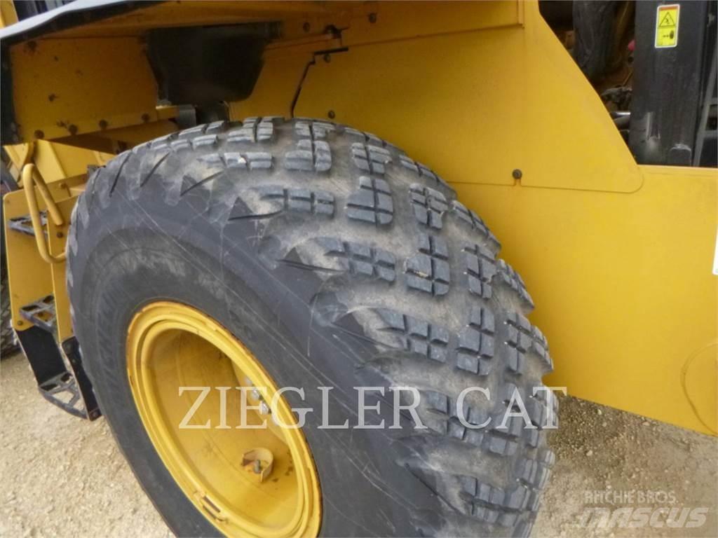 CAT 926M لوادر بعجل