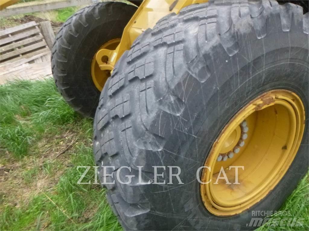 CAT 926M لوادر بعجل