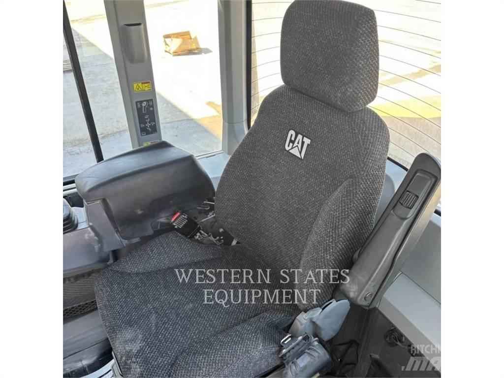 CAT 926M لوادر بعجل