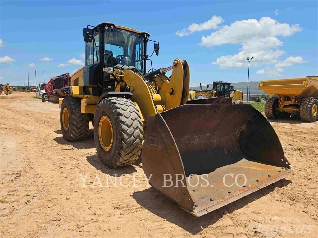 CAT 926M لوادر بعجل