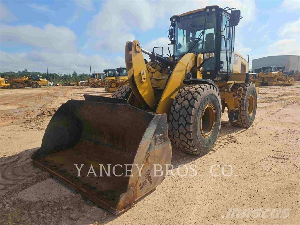 CAT 926M لوادر بعجل