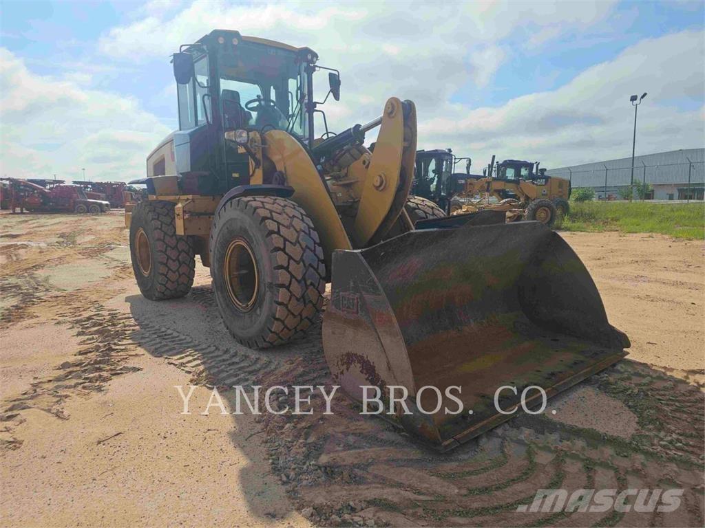 CAT 926M لوادر بعجل