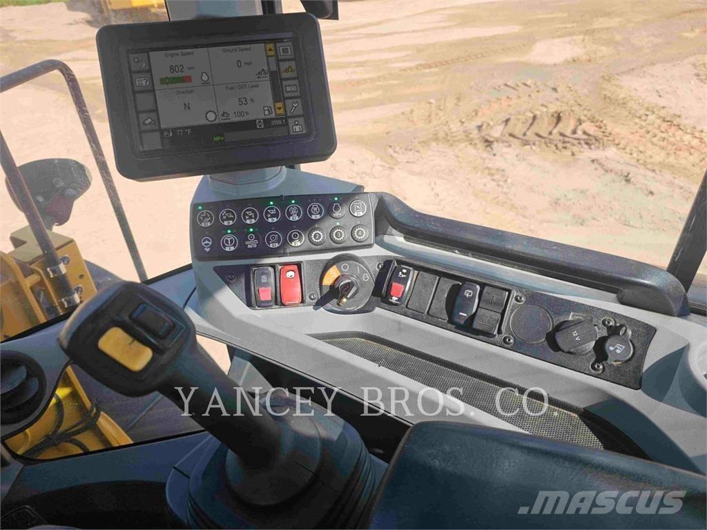 CAT 926M لوادر بعجل