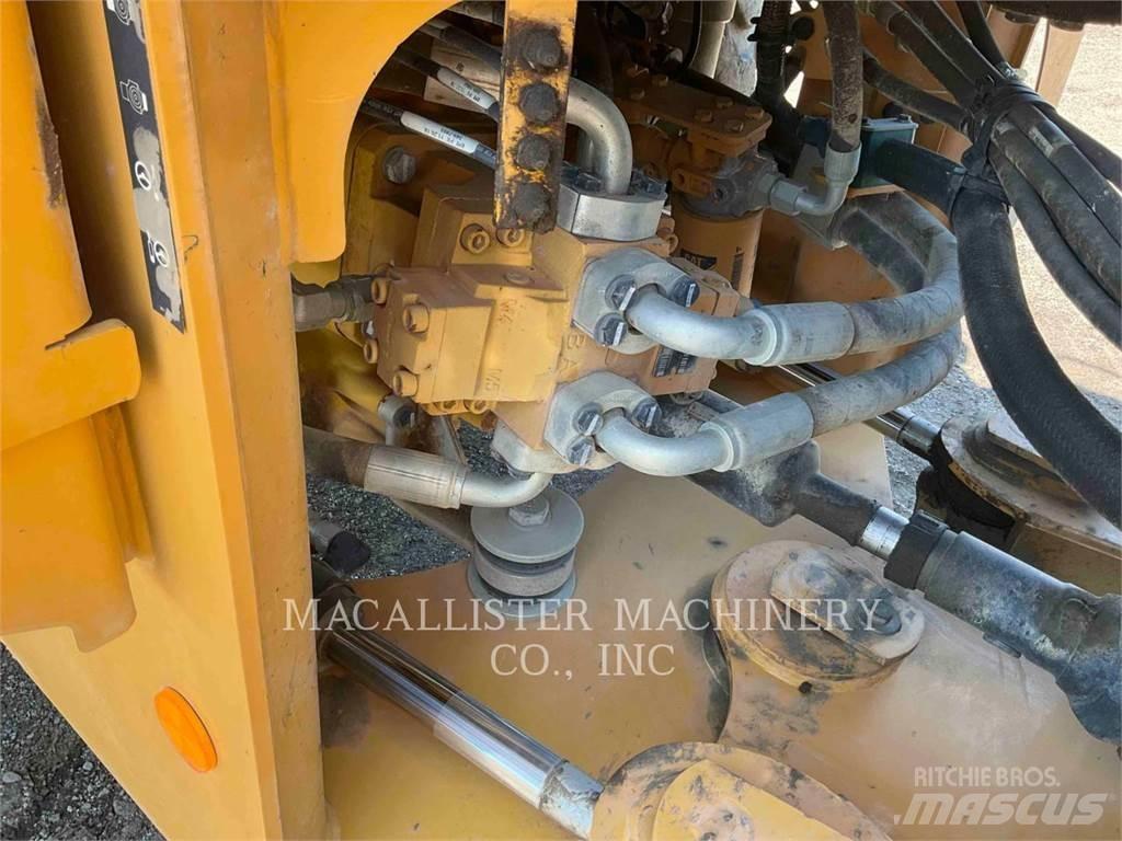 CAT 926M لوادر بعجل