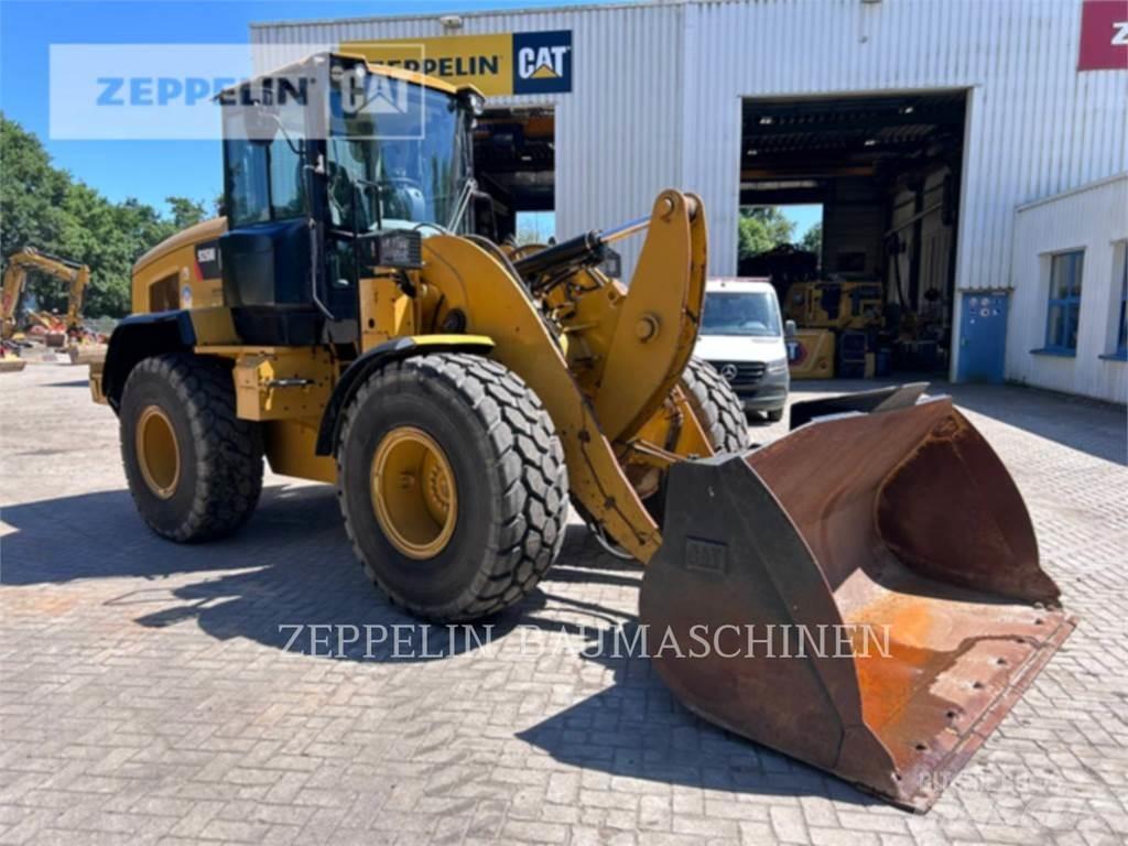 CAT 926M لوادر بعجل