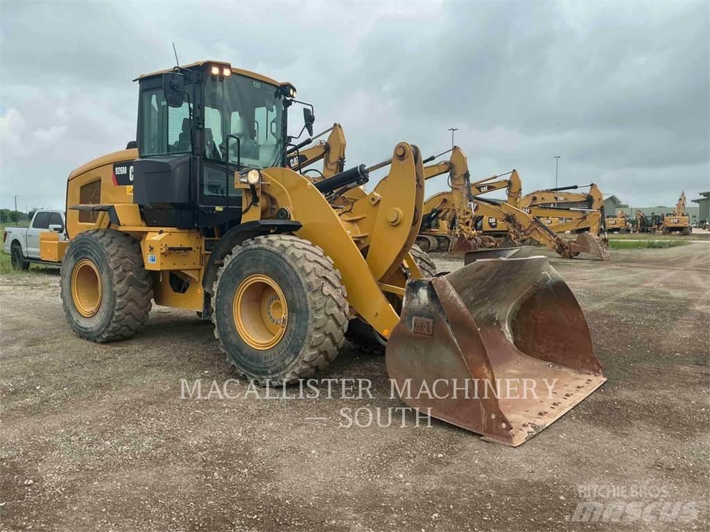 CAT 926M لوادر بعجل
