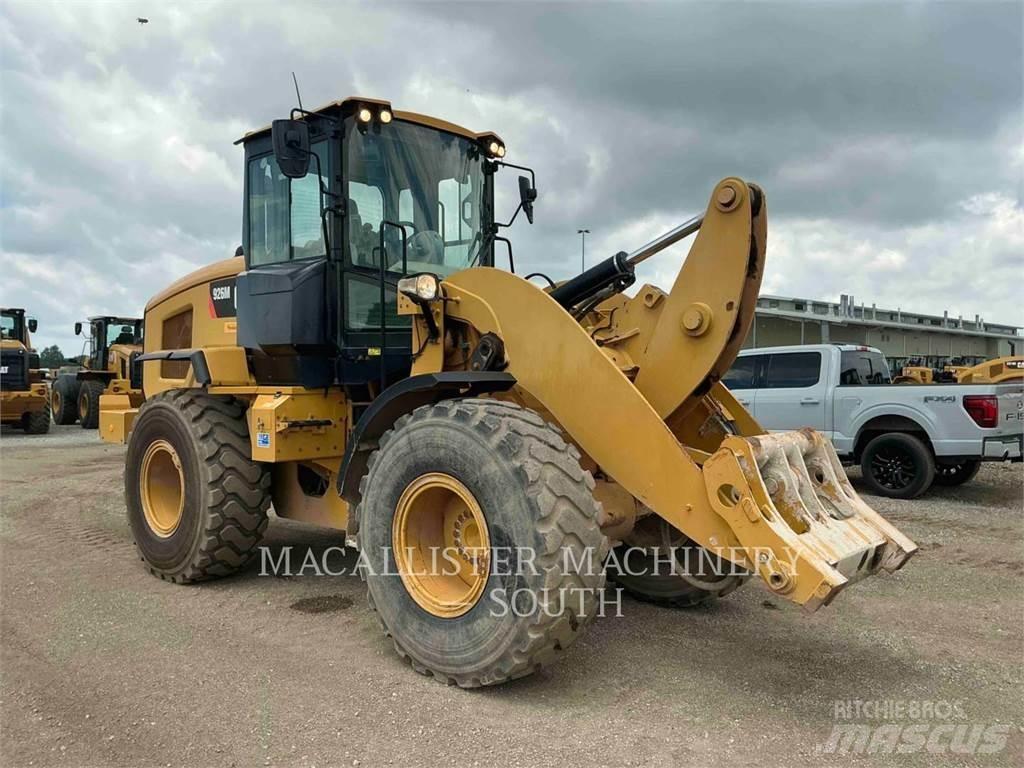 CAT 926M لوادر بعجل