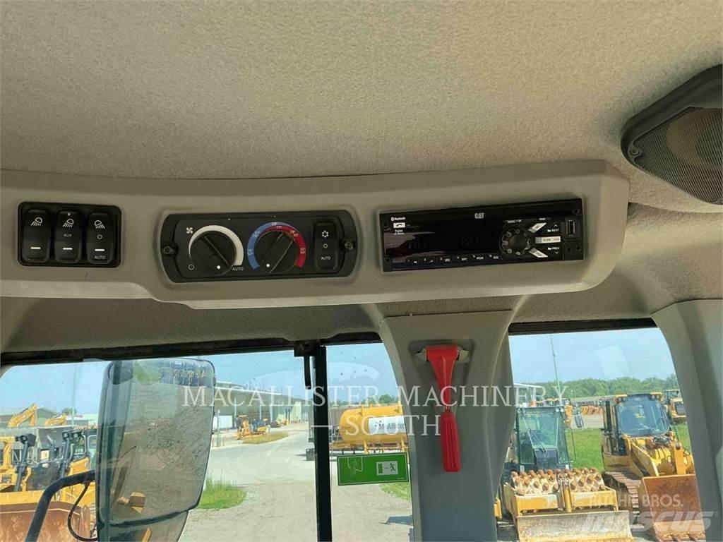 CAT 926M لوادر بعجل