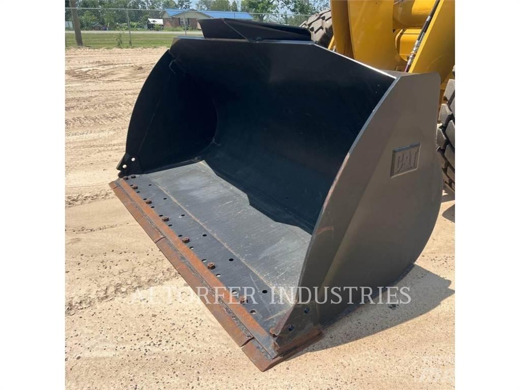 CAT 926M لوادر بعجل