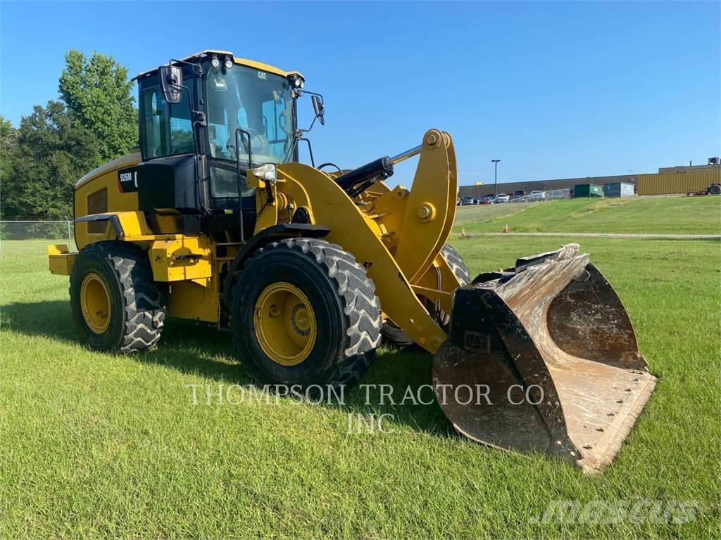 CAT 926M لوادر بعجل