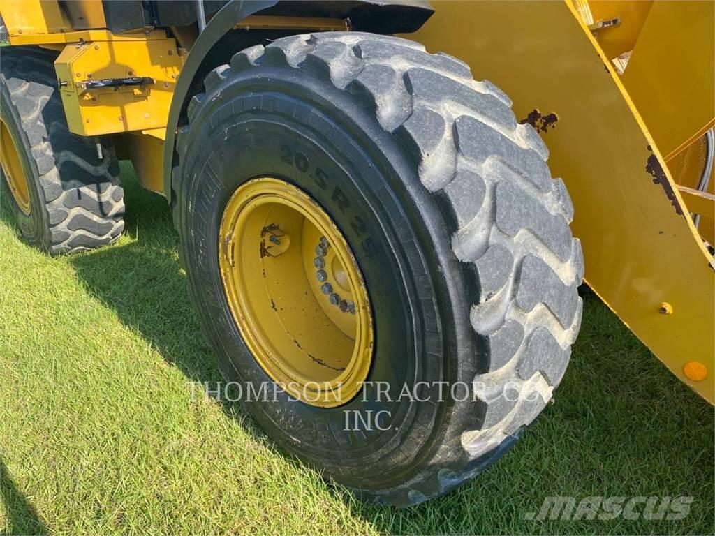 CAT 926M لوادر بعجل